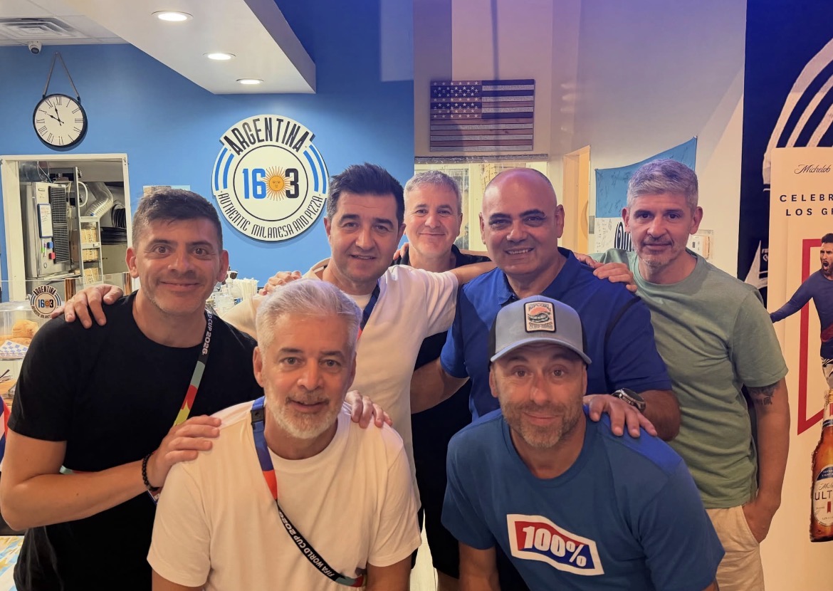El equipo de Argentina 163 junto al logo del local