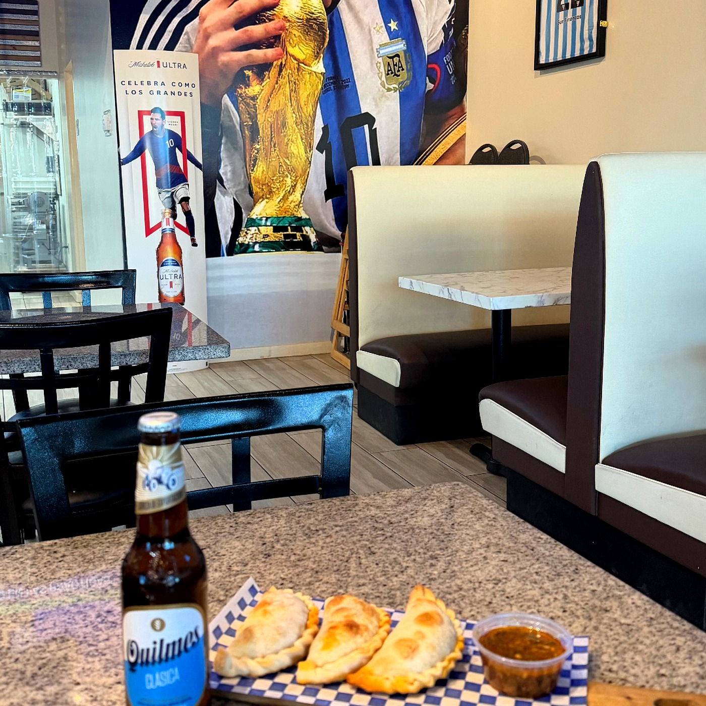 Empanadas y Quilmes con mural de Messi