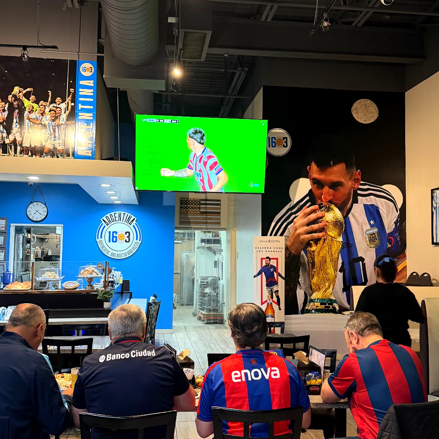 Hinchas viendo el partido en el local