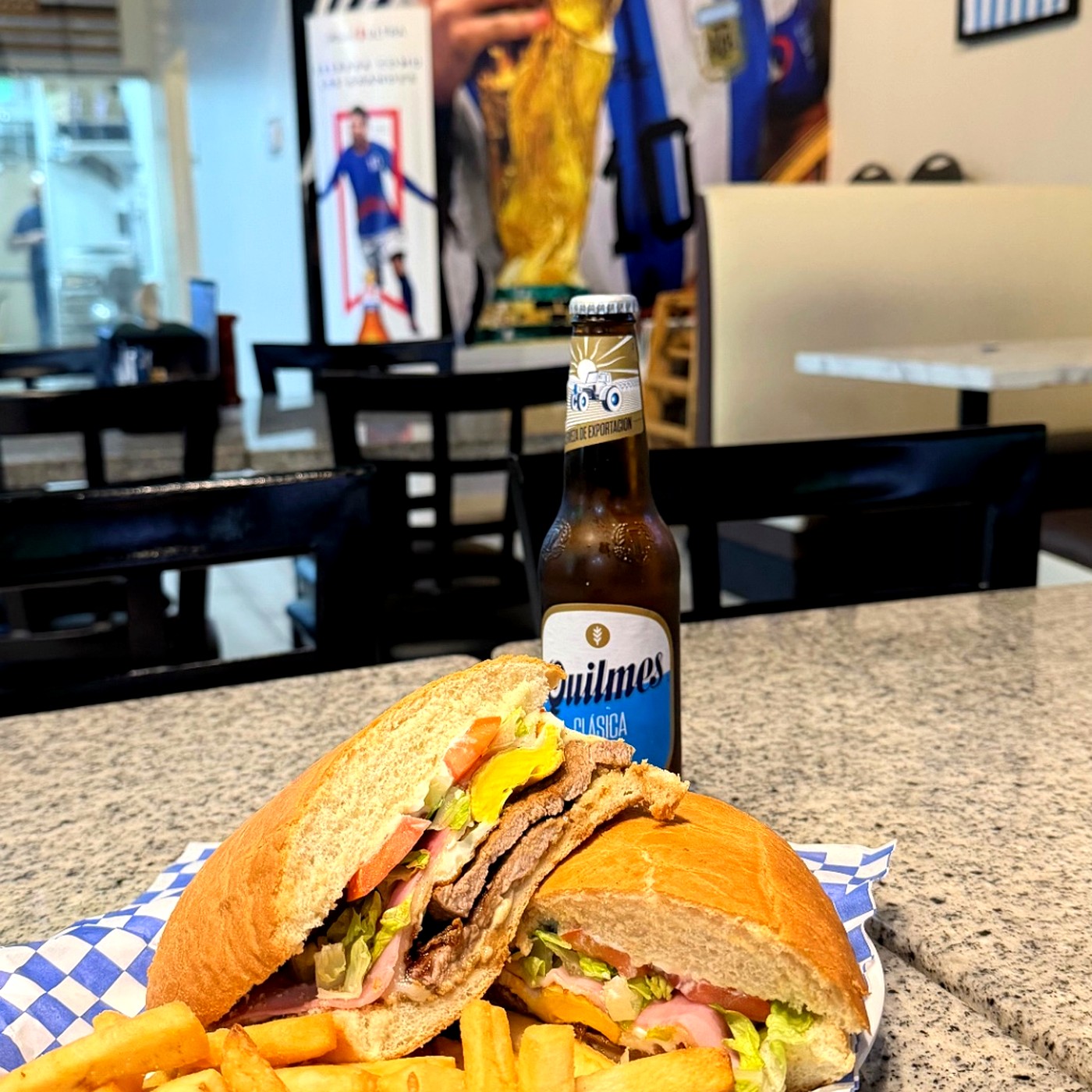 Sándwich de milanesa con mural de Messi